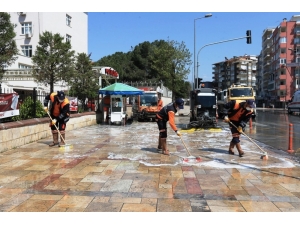 Denizli’de Hastane Önleri Yıkanıp Dezenfekte Edildi