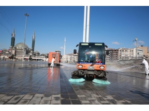 Meydan Ve Sokaklar Mesai Başlangıcına Hazır Hale Getirildi