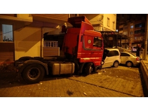Ordu’da Kontrolden Çıkan Tır 3 Araca Çarpıp Durabildi