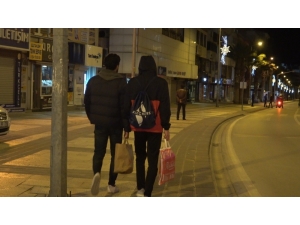 Denizli’de Sokağa Çıkma Yasağının Sona Ermesiyle Vatandaşlar Caddelere Akın Etti