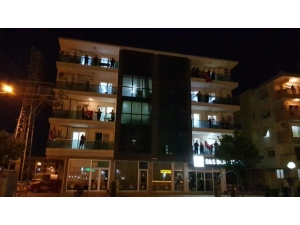 Balkonlara Çıkan Vatandaşlar Hep Bir Ağızdan Şarkı Söyledi