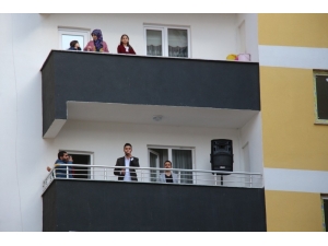 Evlerinin Balkonundan Site Sakinlerine Konser Verdiler