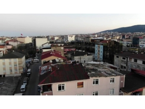 Çatıdaki Gençlere Drone İle Polis Anonsu: "Çatıda Ne İşiniz Var? Sosyal Mesafeye De Uymamışsınız"