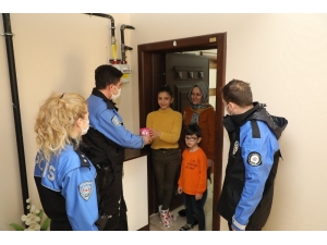 Eymen Kardeşler Kumbaralarındaki 170 Tl’yi Milli Dayanışma Kampanyası’na Bağışladı