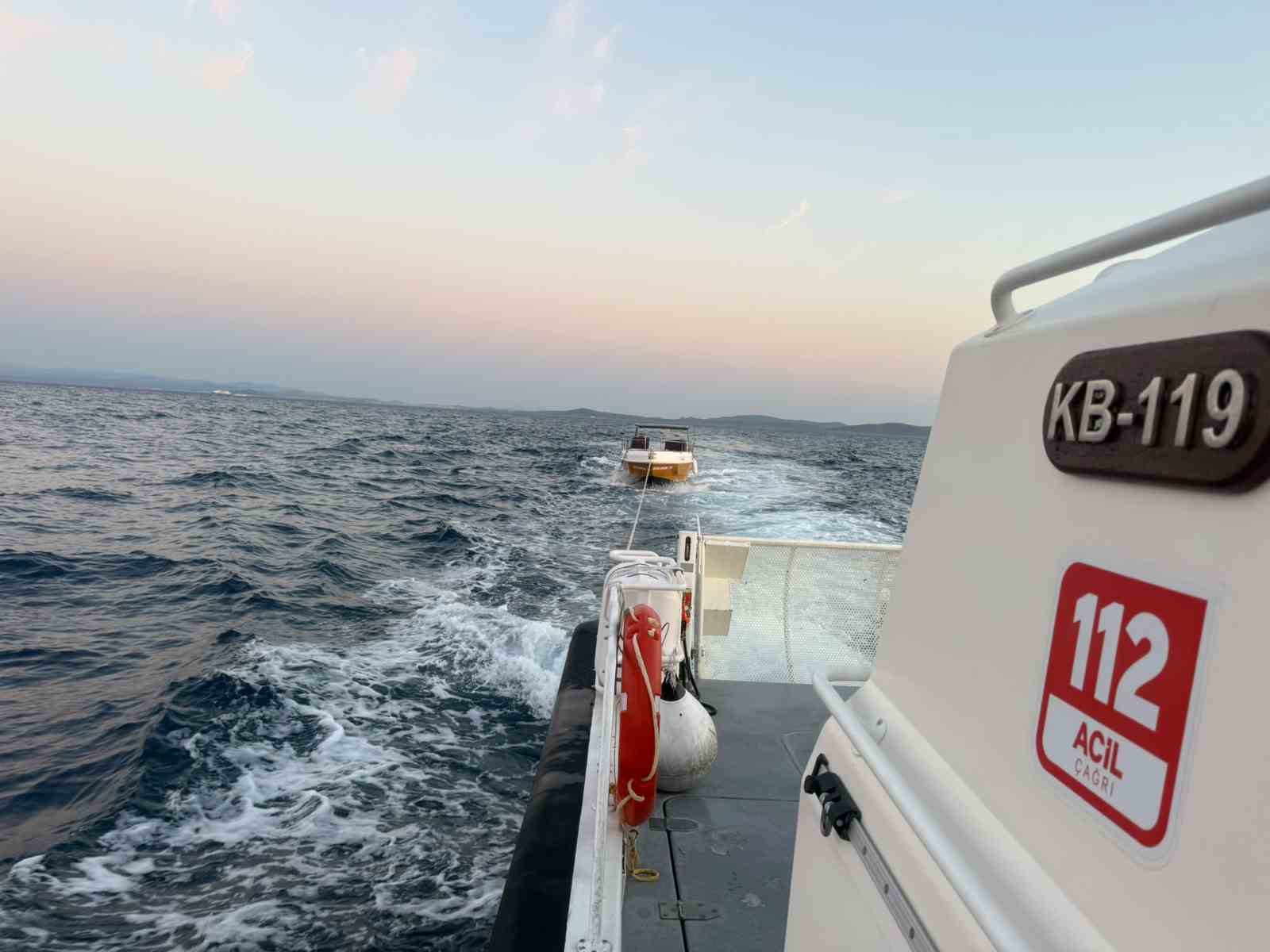 canakkale-bogazi-nda-icinde-7-kisinin-bulundugu-suruklenen-tekne-kurtarildi