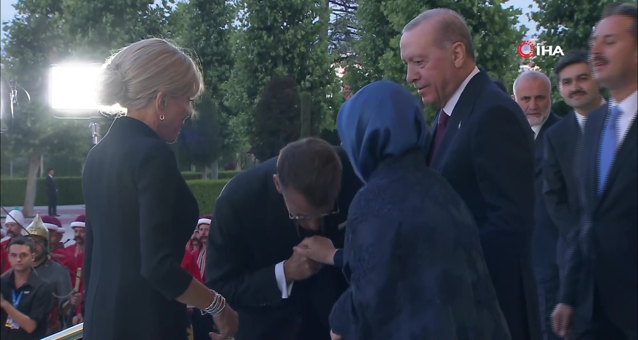 emine-erdogan-macron-un-elini-opmesine-izin-vermedi