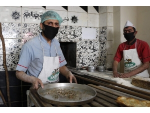 Madeni Paraları 180 Derecede Isıttıktan Sonra Müşterilere Veriyor