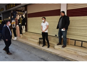 Başkan Beyoğlu İş Yerlerini Açan Esnafa Maske Dağıtıp Teşekkür Etti