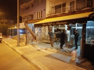 Otomobiliyle Pastaneye Girdi