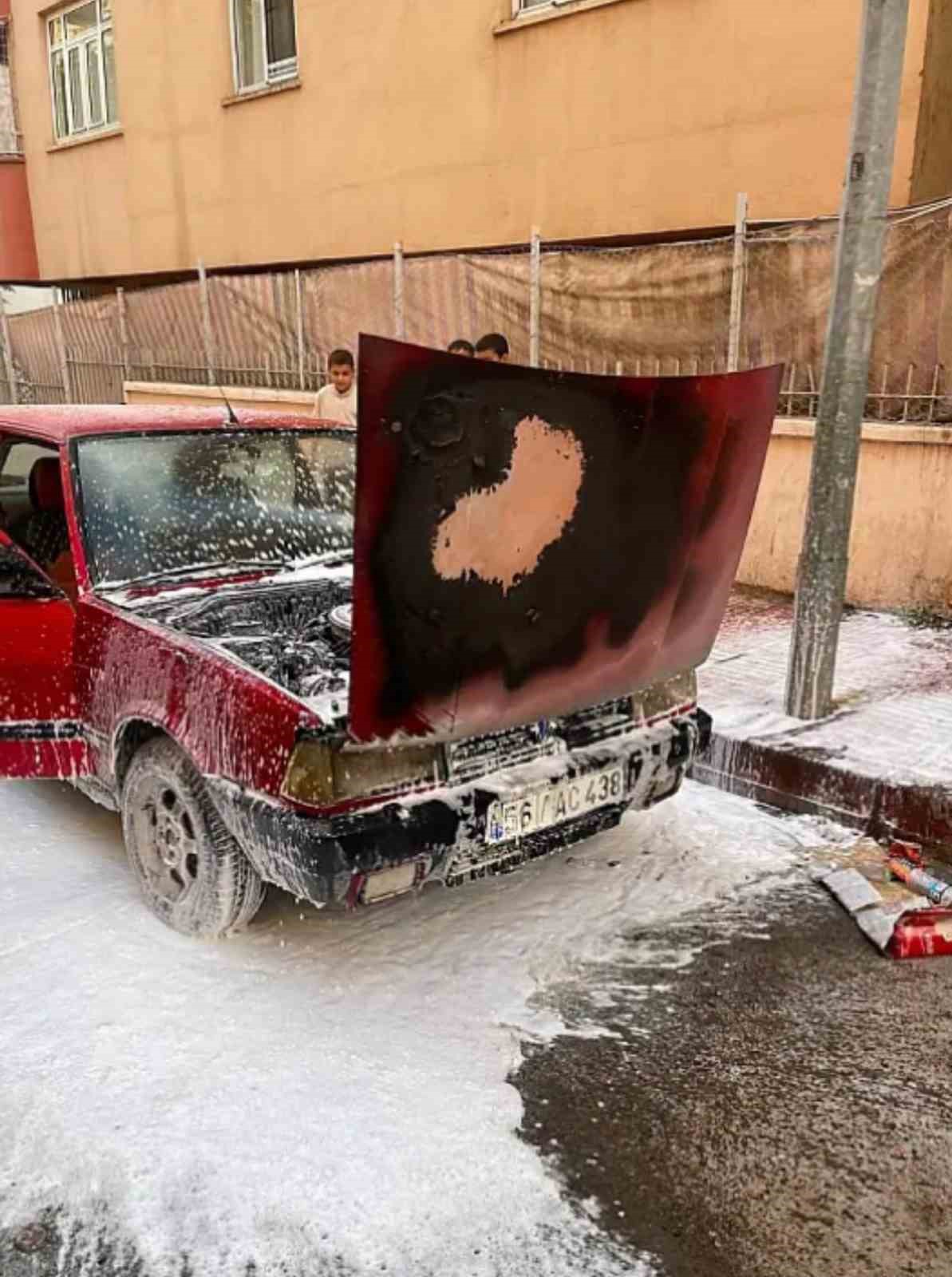 siirt-te-park-halindeki-otomobil-alevlere-teslim-oldu