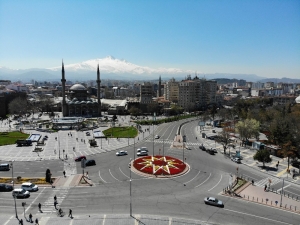 Kayseri’de Sokağa Çıkma Yasağının Bitmesiyle Trafik Yoğunluğu Havadan Görüntülendi