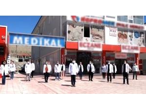 Eczacılardan 1 Dakikalık Saygı Duruşu