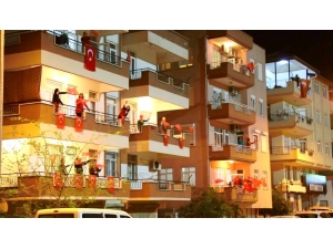 Antalya’da "Memleketim" Şarkısıyla Balkonlardan Coşku Seli Yükseldi