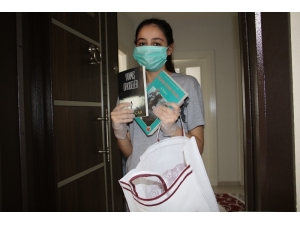 Elazığ’da Evden Çıkamayan Gençler Kitap Okuyarak Zaman Geçiriyor