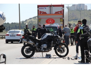 İzmir’de Görevli Trafik Polisi Kaza Yaptı