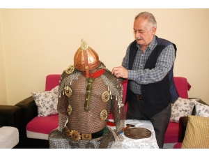 Sokağa Çıkması Yasaklandı, Evinde Zırh Üretmeye Başladı