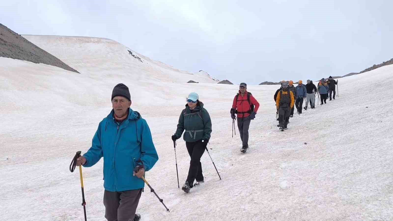 vangolu-aktivistlerinden-suphan-dagi-zirvesinde-van-golu-mesaji