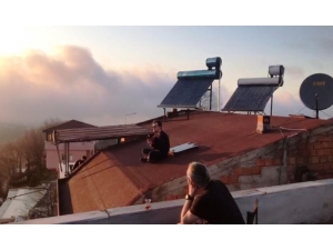 Yasaktan Bunalanlardan Çatıda Müzik Keyfi