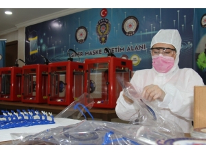 Van Polisi Kendi Siperlik Maskesini Üretiyor