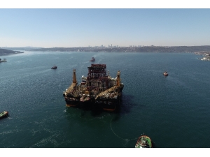 Dev Petrol Arama Platformunun Boğazdan Geçişi Havadan Görüntülendi