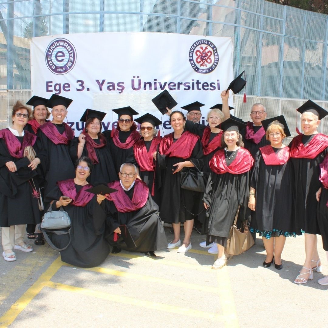 ege-universitesinde-3-yas-universitesinin-140-cinari-diplomalarini-aldi