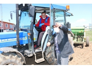 Musa Dedenin Tarlasını Gençler Ekti