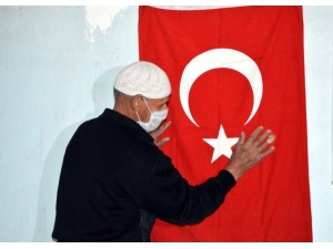 Evinden Çıkamayan Amcadan ‘Türk Bayrağı’ İsteği
