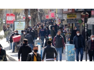 Vanlılar Sokağa Çıkma Yasağının Ardından Şehir Merkezine İndi