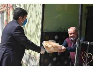 Karantinadaki İlçede Maske Ve Ekmek Dağıtıldı