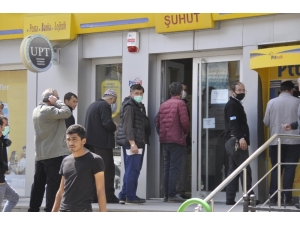 Şuhut’ta Bankalar Önündeki Yoğunluk; Sosyal Mesafe Yine Hiçe Sayıldı