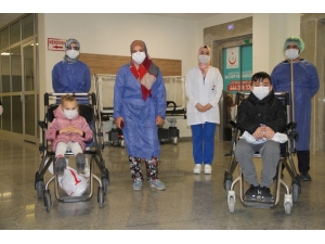 Korona Virüsü Yenen 5 Yaşındaki Miray Ve Ailesi Alkışlarla Taburcu Edildi