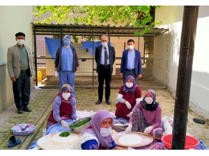 Muhtar Sağlık Çalışanları İçin Gözleme Yaptırdı