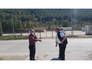 Trafik Kazası Sonrası Sosyal Mesafeyi Koruyarak Dakikalarca Tartıştılar