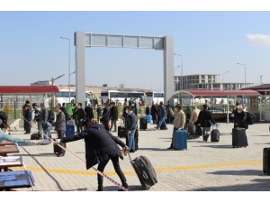 Burdur’da Karantina Süresi Dolan 145 Kişi Yöresel Oyun Havaları Eşliğinde Uğurlandı