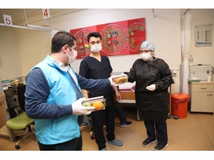 Gaziosmanpaşa Belediyesinden Sağlık Çalışanlarına Meyve İkramı