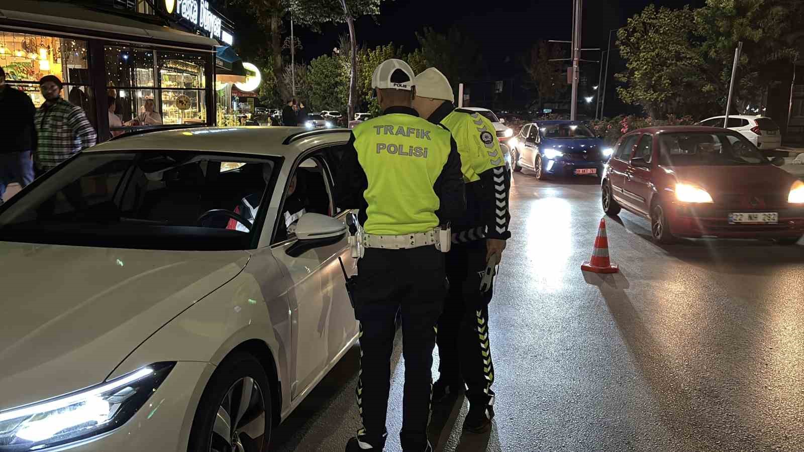 edirne-de-trafik-denetiminde-ehliyetinin-suresinin-doldugunu-ogrenen-surucu-guzel-bir-dogum-gunu-hediyesi-oldu