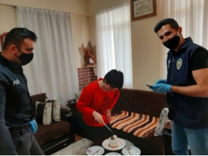 Engelli Kıza Polisten Doğum Günü Sürprizi