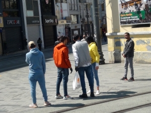 Taksim’de Kuralları Hiçe Sayan Turistlere Polis Müdahale Etti