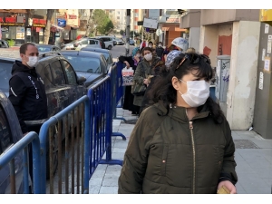 Avcılar’da Ptt Önünde Uzun Kuyruk Oluştu