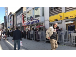 Ağrı’da Ptt Şubesi Önünde Sosyal Mesafe Kuralı Hiçe Sayıldı