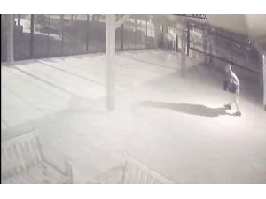 Kafeteryadaki Hırsızlık Güvenlik Kamerasında