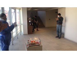 Karantinadaki İkiz Kardeşlere Hoş Geldin Sürprizi