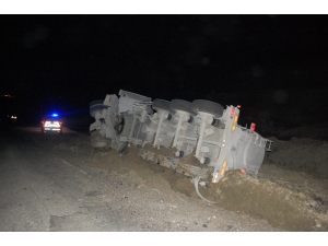 1915 Çanakkale Köprüsü’ne Çimento Taşıyan Kamyon Devrildi