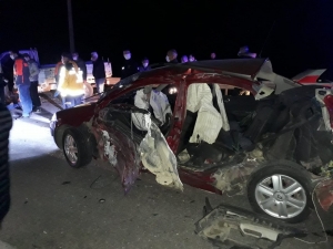 Otomobil İle Kamyonet Çarpıştı: 4 Yaralı