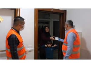 Belediye Ekipleri Kapı Kapı Gezip Binlerce Maske Dağıttı