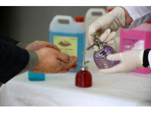 Gönüllü Öğretmenler Günde 10 Ton Dezenfektan Üretiyor