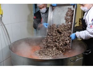 Ümraniye’de Evde Kalan Yüzlerce Ailenin Yemeğini Aş Evi Karşılıyor