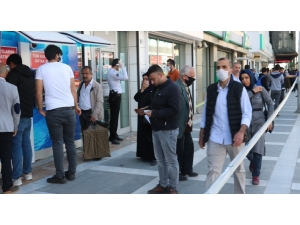 Bankalar Önünde Uzun Kuyruklar Oluştu