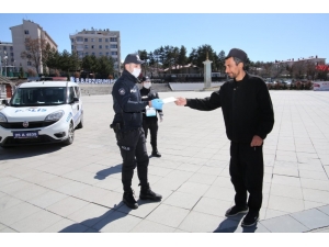 Erzurum’da Polisler Sokaklarda Maske Dağıttı