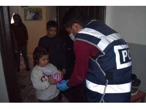 Minik Kardeşler, Kumbaradaki Harçlıklarını Milli Dayanışma Kampanyası’na Bağışladı